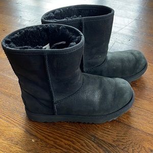 Girls Ugg classic II boot in black size 4